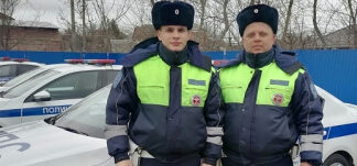 На Кубани автоинспекторы помогли семье выбраться из задымленного домовладения