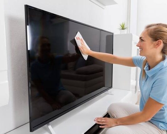 Правила чистки: чем протирать экран телевизора, чтобы не повредить его