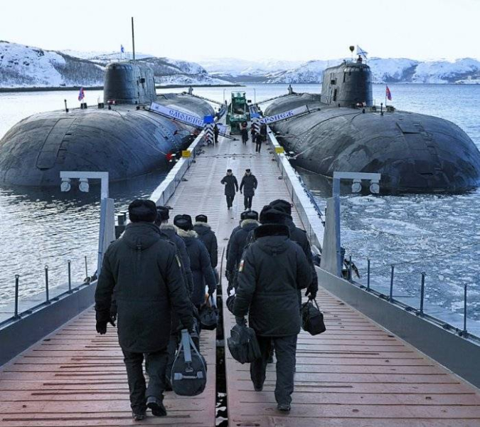 
Россия празднует День моряка-подводника                