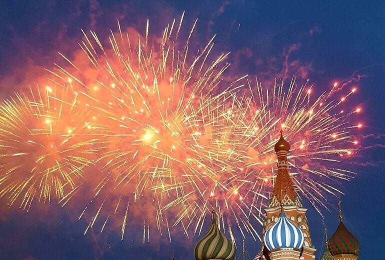 
Россия празднует День моряка-подводника                