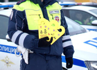 Тульские автоинспекторы при помощи дорхенгеров напомнили водителям о необходимости соблюдения ПДД