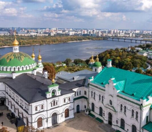 Ультиматум монахам: зачем закрыли доступ к мощам в пещерах Киево-Печерской лавры