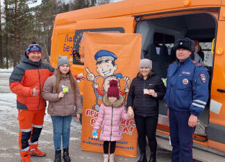 В Бурятии автоинспекторы и педагоги мобильного комплекса «Лаборатория безопасности» консультируют водителей о правилах безопасной перевозки юных пассажиров