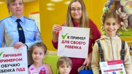 В Новгородской области информационные стенды детских поликлиник знакомят родителей и детей с правилами безопасного движения