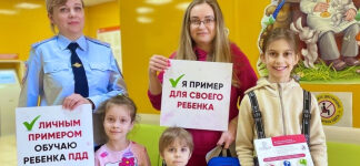 В Новгородской области информационные стенды детских поликлиник знакомят родителей и детей с правилами безопасного движения