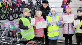 В Подмосковье сотрудники Госавтоинспекции проводят консультации для посетителей пунктов продаж СИМ