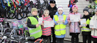 В Подмосковье сотрудники Госавтоинспекции проводят консультации для посетителей пунктов продаж СИМ