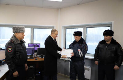 В Рязанской области вручили благодарность сотруднику Госавтоинспекции, экстренно доставившему в больницу травмированного ребенка