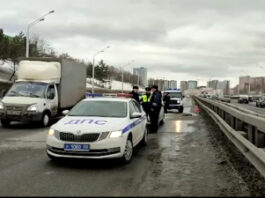 В Уфе инспекторы ДПС помогли пассажирке легкового автомобиля, которая на ходу выпала из салона