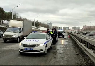В Уфе инспекторы ДПС помогли пассажирке легкового автомобиля, которая на ходу выпала из салона