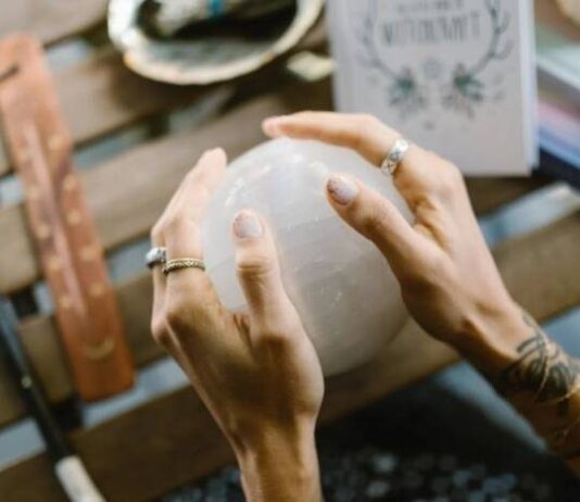 «Денежная река»: волшебные ритуалы на деньги и богатство в Розовое полнолуние 6 апреля 2023 года