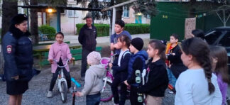 Дворы жилых домов столицы Кабардино-Балкарии стали площадками для обучения юных велосипедистов ПДД