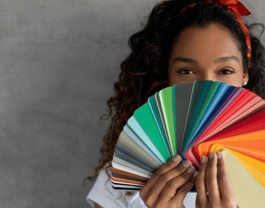 Эксперты рассказали, какой цвет одежды привлекает клещей, комаров и ос