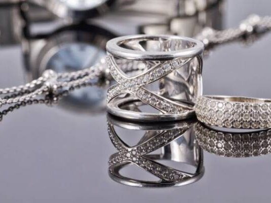 К печали и бедности: каким знакам зодиака нельзя носить серебро