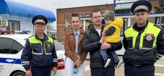 На Кубани автоинспекторы помогли спасти задыхающегося ребенка