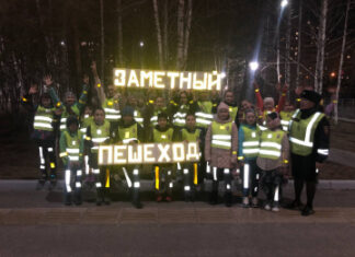 Светящаяся колонна школьников прошла по вечерним улицам Тюмени