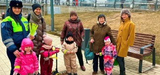 В Московской области сотрудники Госавтоинспекции проводят беседы с пользователями электросамокатов и велосипедов