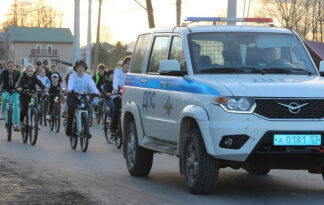 В Новгородской области участники велосипедного флешмоба продемонстрировали важность использования пассивных средств защиты