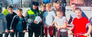 В парках культуры и отдыха Подмосковья автоинспекторы проводят акции «Безопасная мобильность» с юными посетителями скейт-площадок