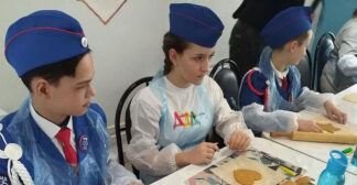 В Подмосковье сотрудники Госавтоинспекции и юные инспекторы движения приняли участие в акции «Подари сердце герою»