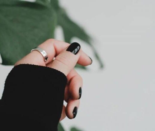 Гармония с Луной: стрижка ногтей по лунному календарю в июне 2023 года