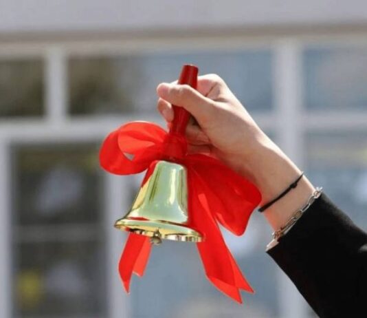 «Когда уйдем со школьного двора»: расписание последних звонков 2023 года в России