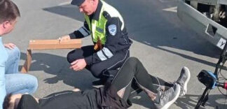 Липецкие автоинспекторы оказывают помощь пострадавшим в ДТП