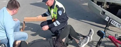 
        Липецкие автоинспекторы оказывают помощь пострадавшим в ДТП    
