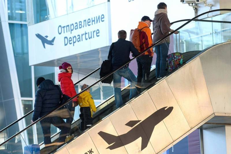 
Начнут ли в России закрывать границы для мужчин: официальный комментарий Кремля                