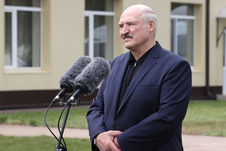 
Не смог пройти и 300 метров: чем болен Александр Лукашенко                