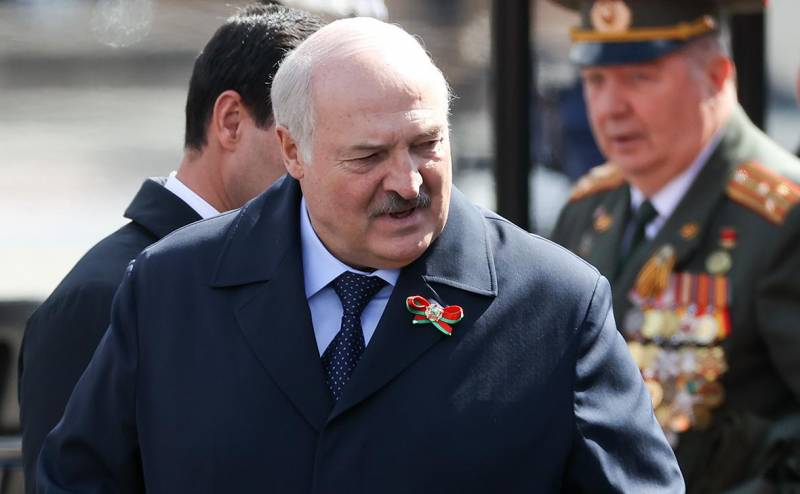 
Не смог пройти и 300 метров: чем болен Александр Лукашенко                