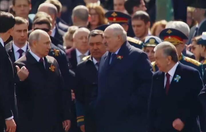 
Не смог пройти и 300 метров: чем болен Александр Лукашенко                