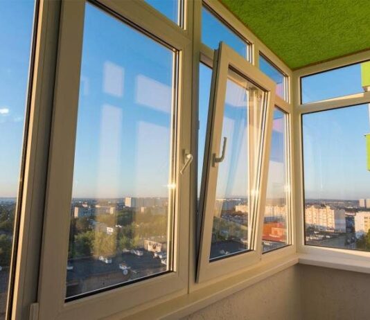 Незаконная перепланировка: когда за окна на балконе придется заплатить штраф