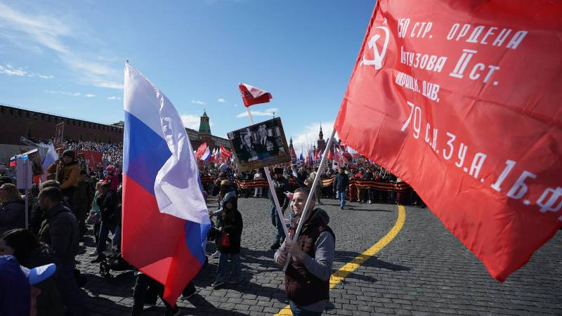 
Перечень запрещенных предметов на Парад Победы 9 мая 2023 года: что нельзя брать с собой                