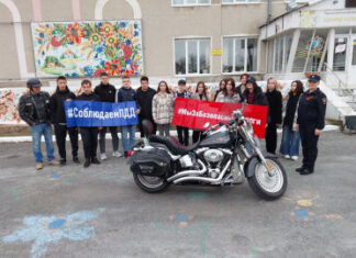 Представители байк-клубов проводят ликбезы по мотобезопасности для тюменских старшеклассников