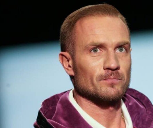 Романа Костомарова тайно выписали из больницы и отправили за границу