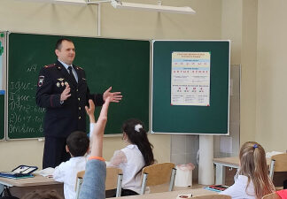 Руководители подразделений Госавтоинспекции Ставрополья провели занятия по дорожной безопасности с учащимися и родителями