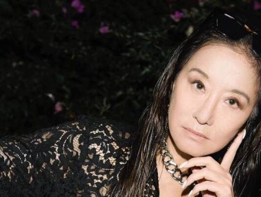 Секреты молодости и энергии: почему модельер Вера Вонг в 73 года выглядит на 30 лет