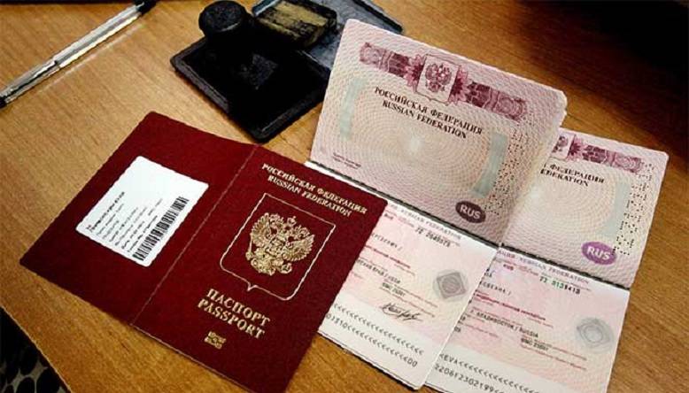
У россиян заберут загранпаспорта и закроют границы: новые нормы нового закона о призыве                