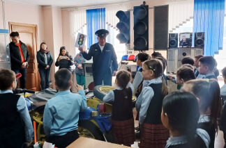 В Бурятии руководитель Госавтоинспекции провел для школьников урок дорожной безопасности