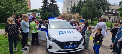 
        На Ставрополье с началом летних каникул автоинспекторы проводят профилактическую работу в летних лагерях и детских санаториях    
