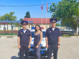 Полицейские Севастополя вместе с неравнодушной девушкой вернули заблудившегося мальчика домой