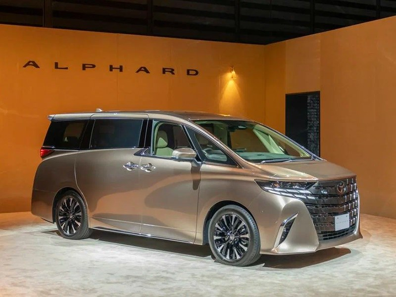 Представлен обновленный Toyota Alphard