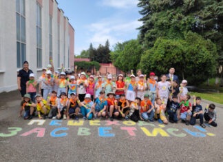 Световозвращающие браслеты для безопасных прогулок по курорту получили более 1,5 тысяч школьников Пятигорска