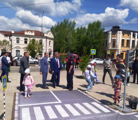 В Международный день защиты детей глава Бурятии посетил интерактивную площадку для юных пешеходов