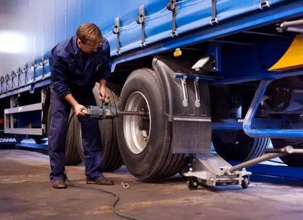 Грузовой шиномонтаж с выездом: преимущества и особенности