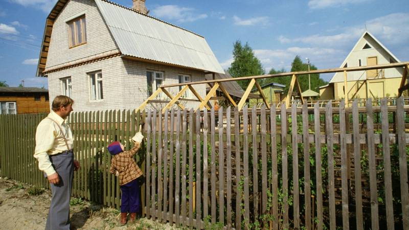
Россиянам рассказали, что можно построить на даче без согласия соседей                