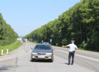 Сотрудники Госавтоинспекции Кузбасса на федеральной автодороге «Сибирь» призвали водителей соблюдать правила дорожного движения