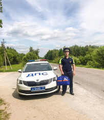 Тульские автоинспекторы оказывают первую помощь пострадавшим в ДТП с использованием специальных укладок.