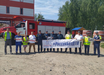 В аномальную жару на трассе под Тюменью водителям раздавали питьевую воду и измеряли артериальное давление